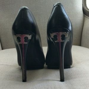 Tory Burch blk leather Heels